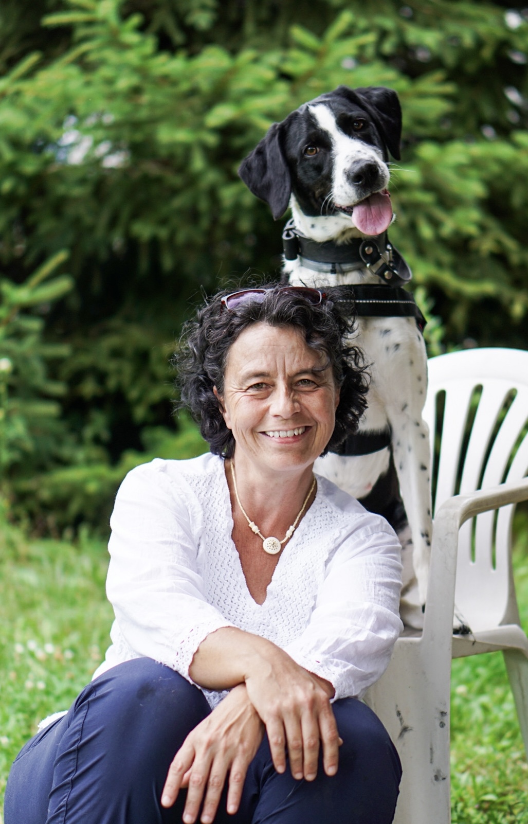 Diana Offermann mit Hund im Gruenen